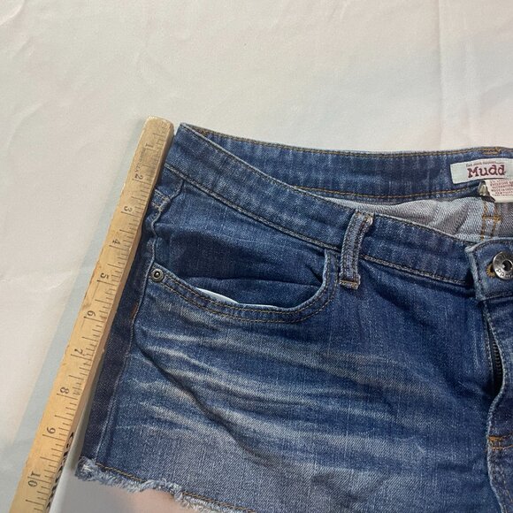 Mudd Jean Shorts Y2K Womens Size 15 Blue Medium Wash Denim Frayed Hem Cut Off - Picture 3 of 5